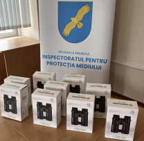 Inspectoratul pentru Protecția Mediului primește 10 binocluri donate pentru conservarea faunei sălbatice