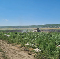 Acțiune comună a inspectorilor de mediu și autorităților locale pentru stoparea incendiului la gunoistea din Ecaterinovca